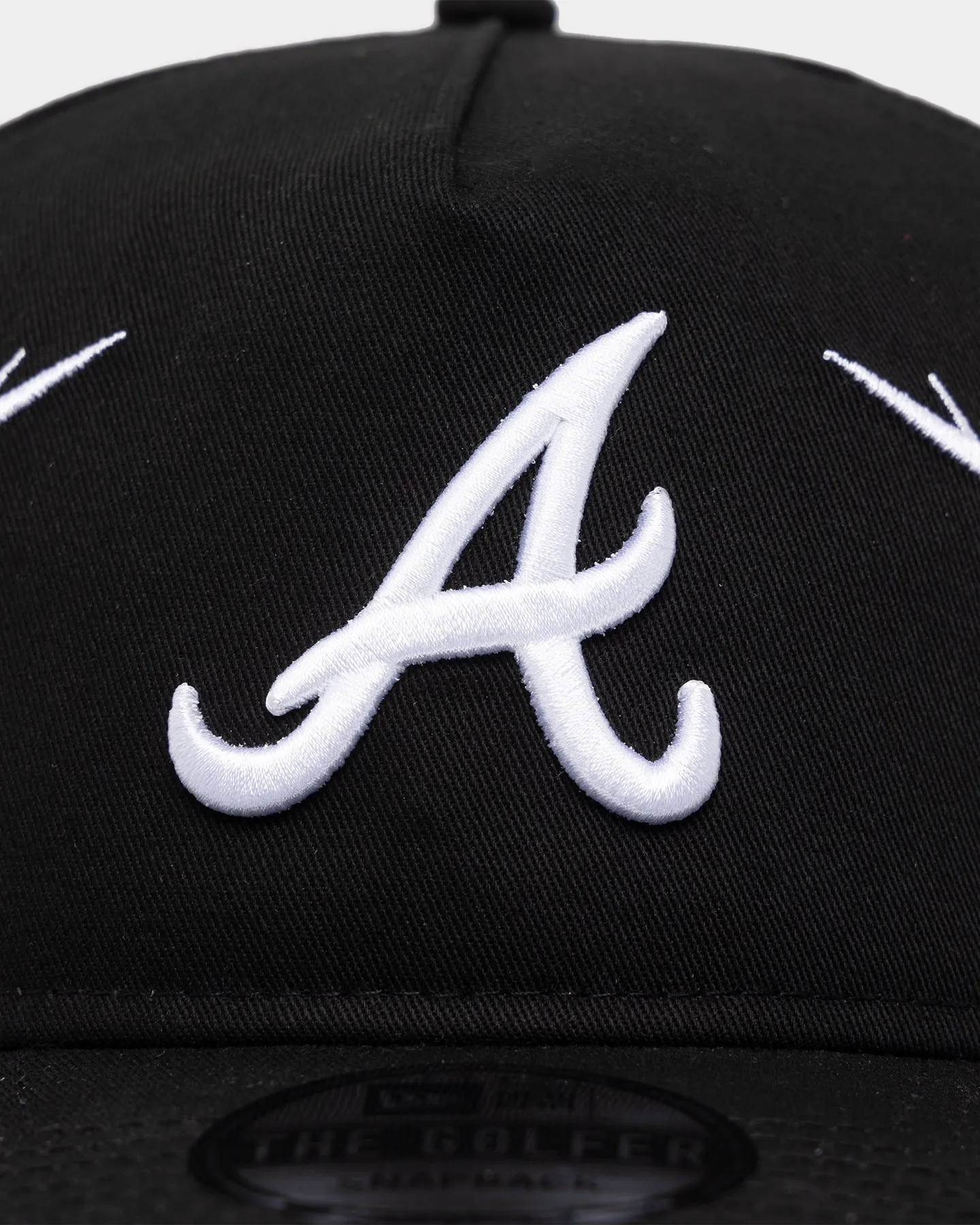 New Era Atlanta Braves 'Twisted Thorns' Golfer Pre-Curved Snapback Black