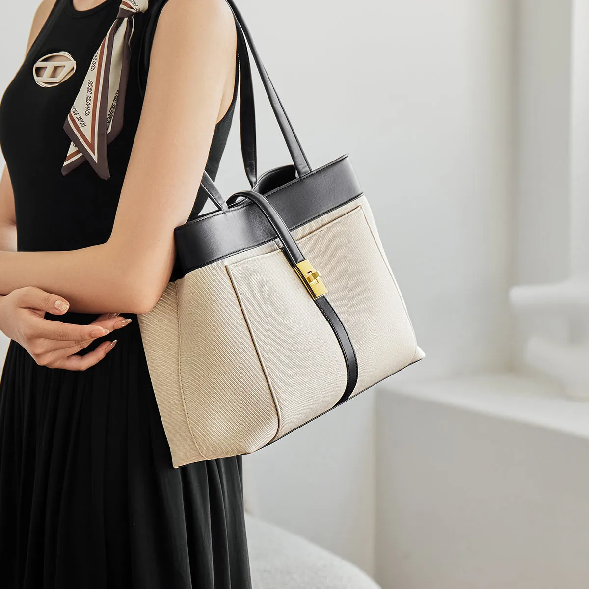 Oregon Metro Leather Buckle Strap Tote Bag