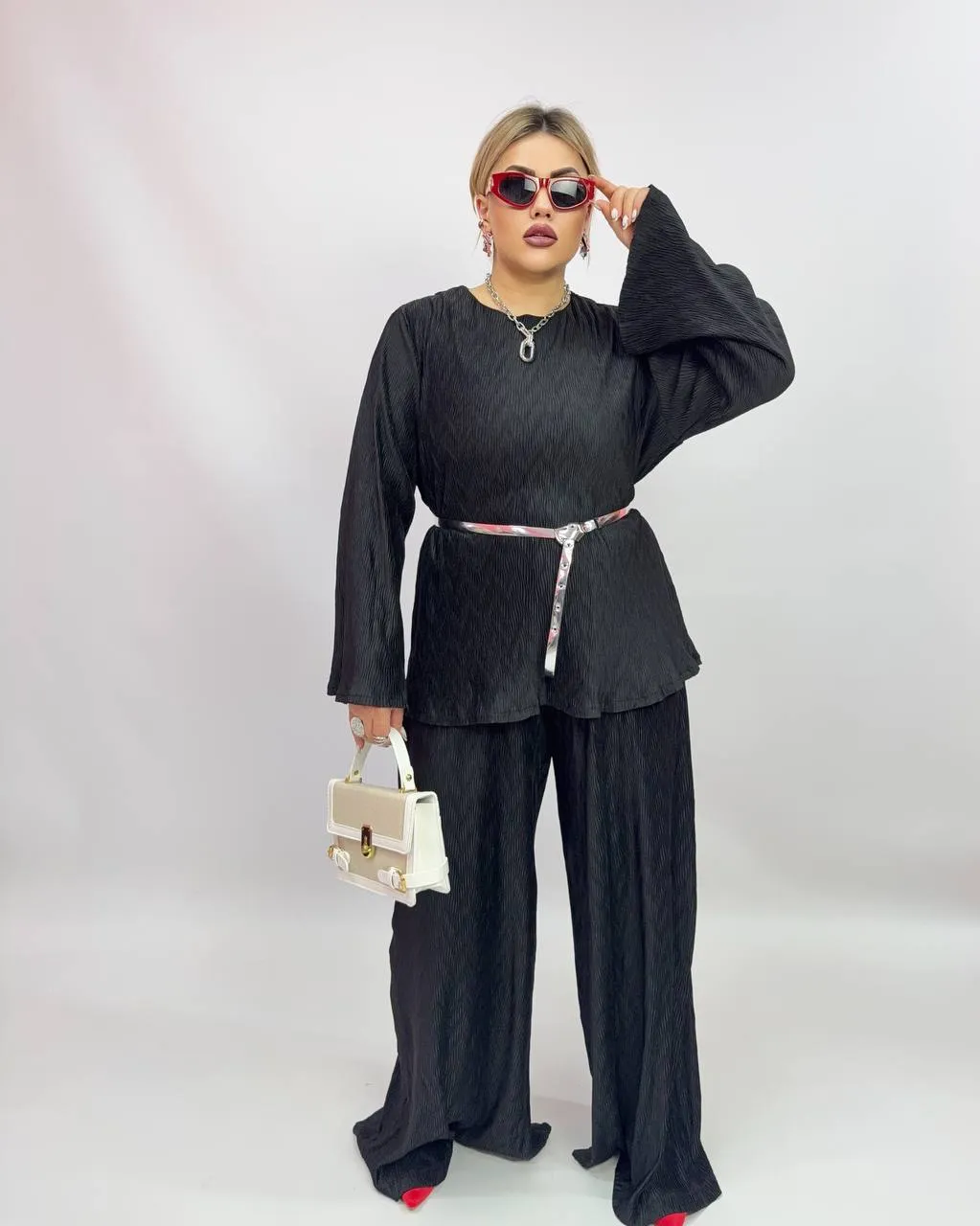 Structured silk set with a belt