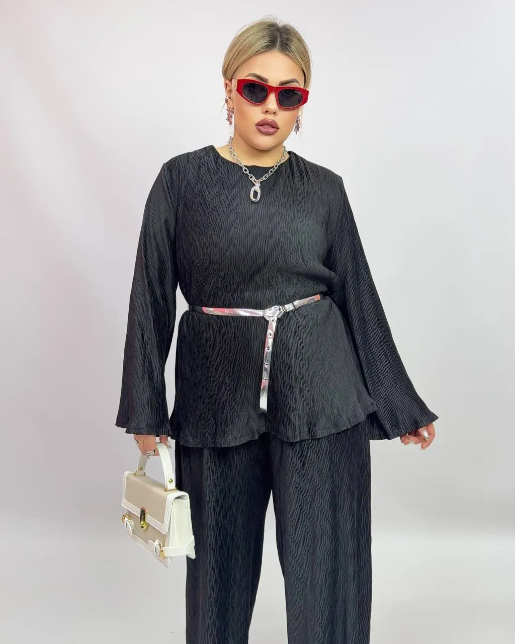 Structured silk set with a belt